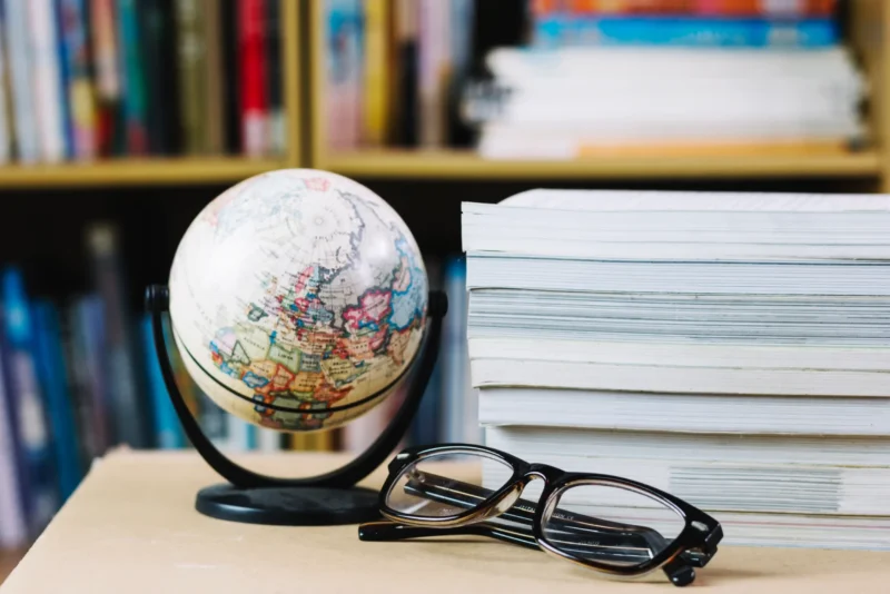 globe-glasses